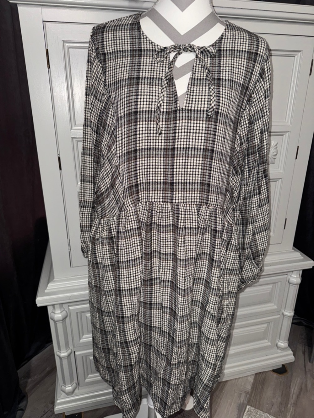 NWOT Cato Black and White Plaid Tie-Neck Women’s Dress With Pockets Size XL